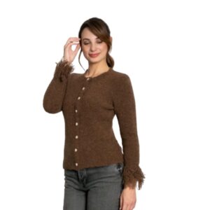 Chaqueta Punto Marrón Mujer. Chaqueta de punto marrón para mujer de Ian & Lambert, con cuello redondo, abotonadura frontal con botones fantasía decorativos y detalle de flecos suaves en los puños.