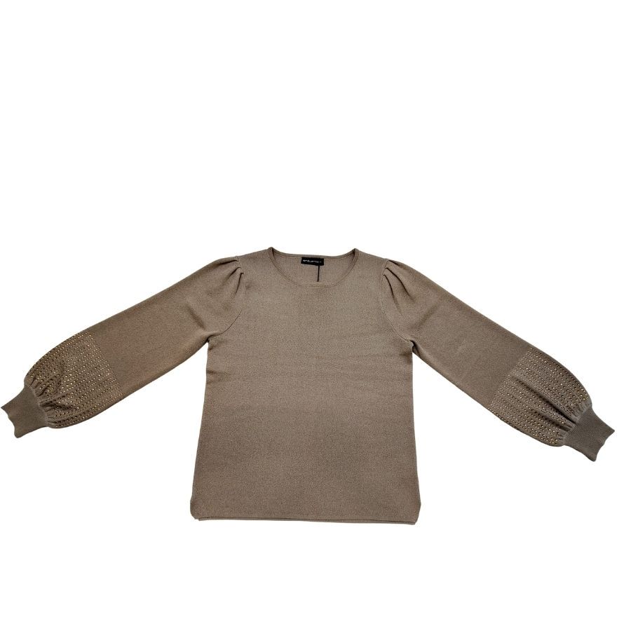 Jersey Punto Manga Abullonada. Jersey de punto fino beige extendido con cuello redondo y mangas abullonadas con cristalitos decorativos.