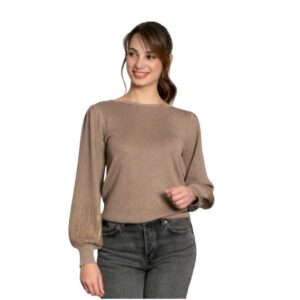 Jersey Punto Manga Abullonada. Modelo vistiendo jersey de punto fino beige topo con mangas abullonadas y detalle de troquelado en los puños.