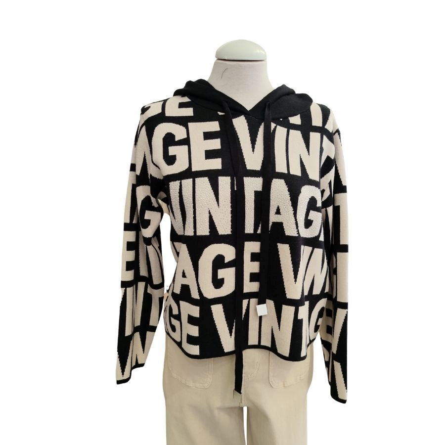 Jersey Punto Vintage Mujer. Frente de sudadera de punto negra con tipografía Vintage beige y cordón de capucha ajustable.