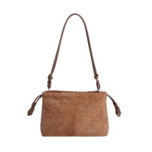 Detalle del logotipo de Amichi en bolso color camel con textura grabada