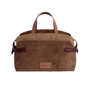 Vista frontal del bolso Amichi marrón con bolsillo exterior y detalles burdeos