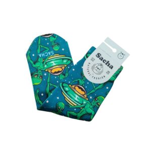 Calcetines Sacha con alienígenas verdes y planetas sobre fondo azul turquesa