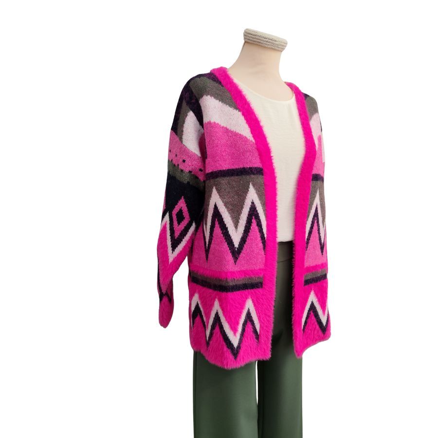Vista lateral de chaqueta femenina fucsia con motivos geométricos y diseño abierto.