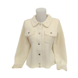 Chaqueta MCM de mujer en color crudo con cuello camisero, bolsillos delanteros y botones.