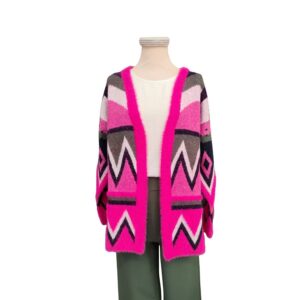 Chaqueta de mujer fucsia con estampado geométrico en negro, blanco y gris.