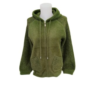 Chaqueta MCM de mujer en color verde con capucha, cremallera y bolsillos delanteros.