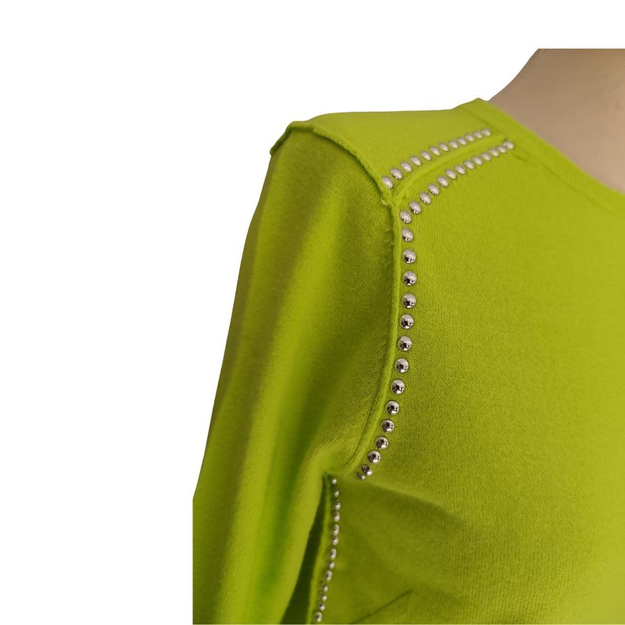 Detalle plateado en hombro y lateral del jersey lima